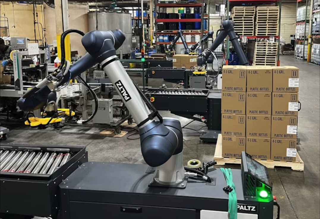 beRobox-PALTZ-Palettierzelle beim automatischen Stapeln von Kartons in einer Produktionshalle